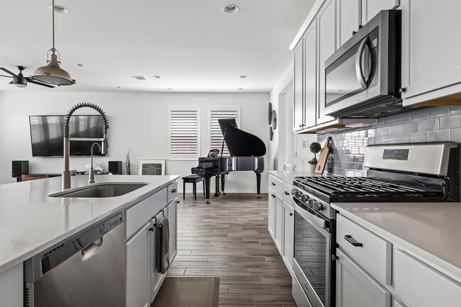 Building Photo - 9105 Garnet Dr