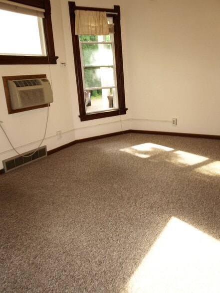 Living Area - 1935 University Ave