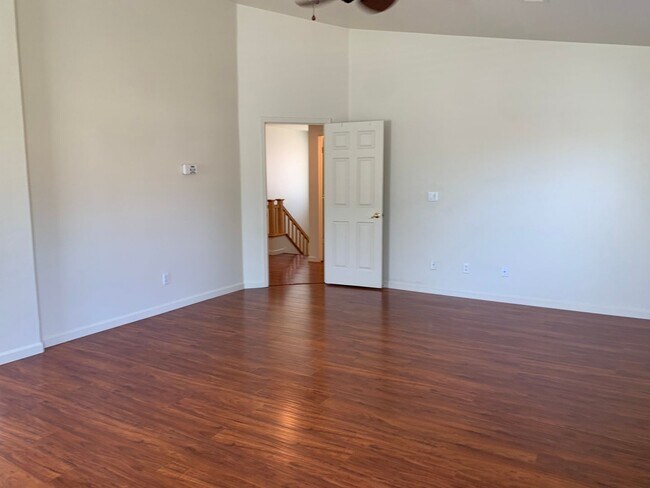 Building Photo - Spacious 4 bedroom 2.5 Bathroom Gold River...