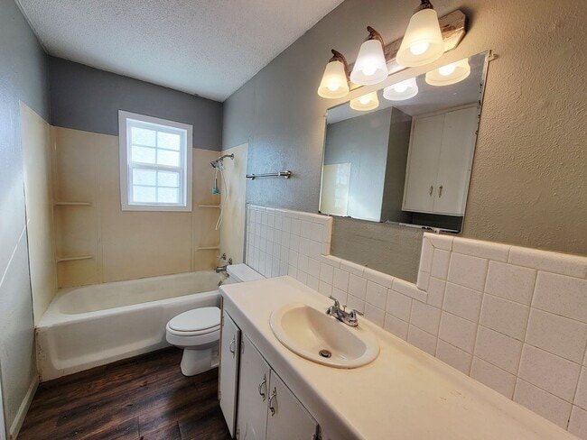 Building Photo - 3 Bedroom 1 Bath