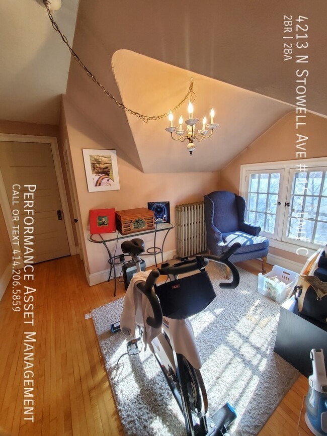 Building Photo - Cozy 2BD/1.5BA Shorewood Triplex