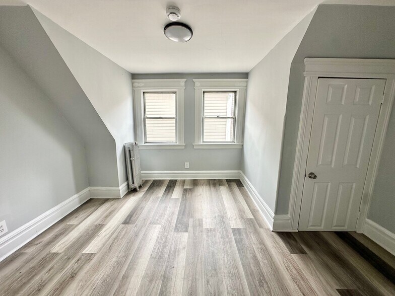 Building Photo - 1048 Grove St