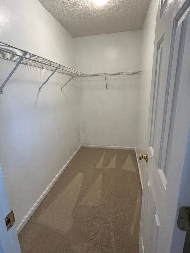 Building Photo - Charming home nestled in Courtney Pines with full fenced backyard!
