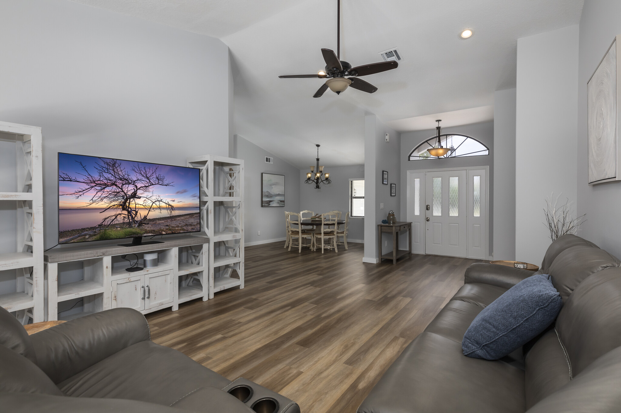 Family and dining room - 955 SW Sand Oak Dr