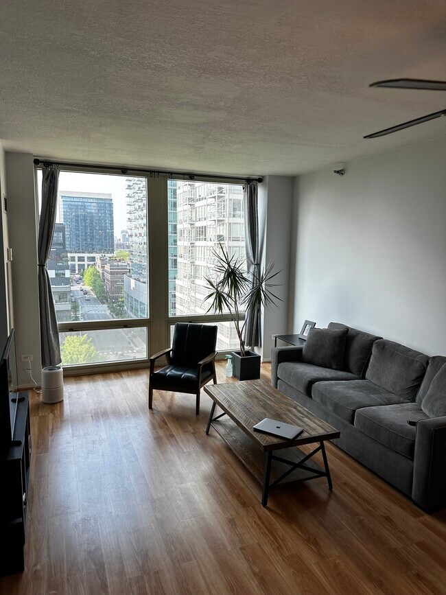 Living Room - 600 N Kingsbury St