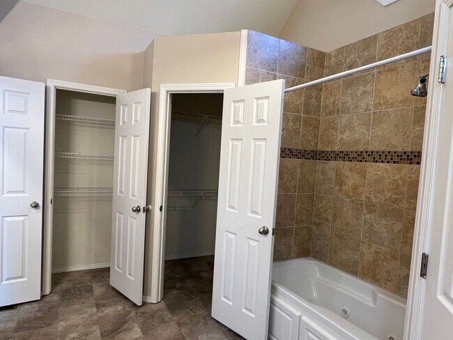 Building Photo - 3 Bed / 2 Bath Springfield Address, Republic Schools