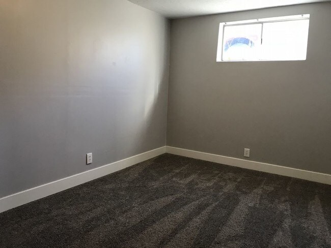 Building Photo - Bright and airy updated basement apartment