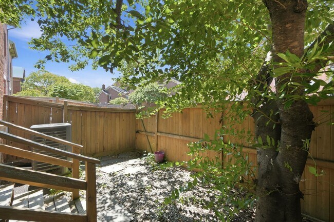 Building Photo - 541 Colecroft Ct