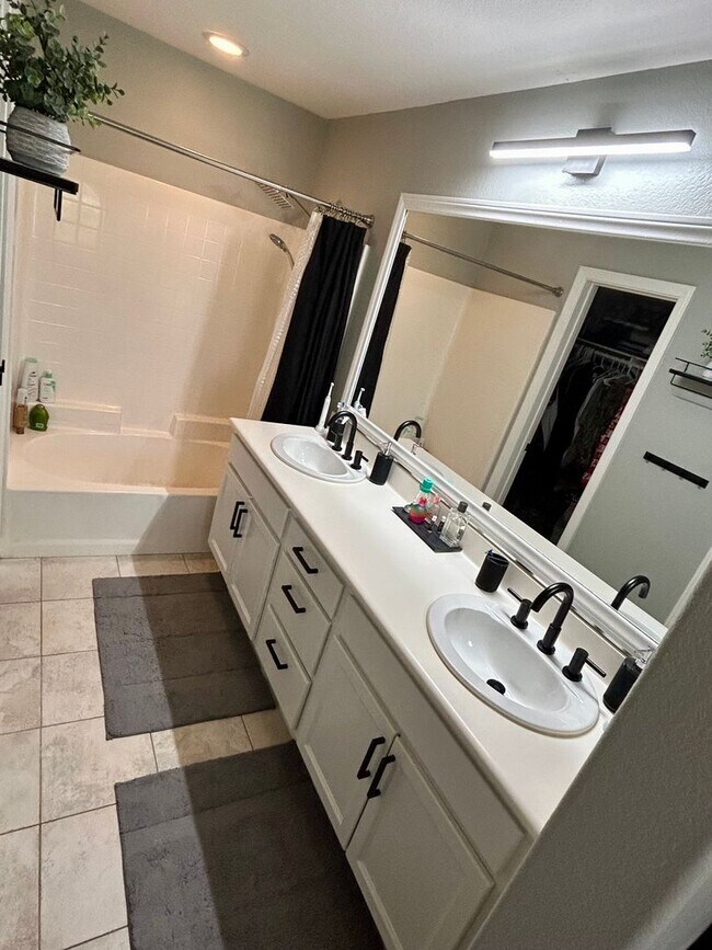 Building Photo - Stunning Townhome in the Heart of Otay Lakes, Chula Vista - MOVE IN SPECIAL