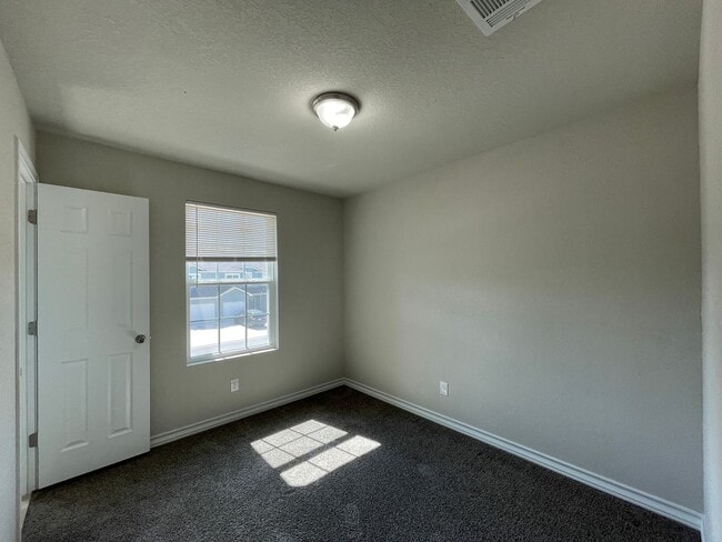 Building Photo - Townhome for rent