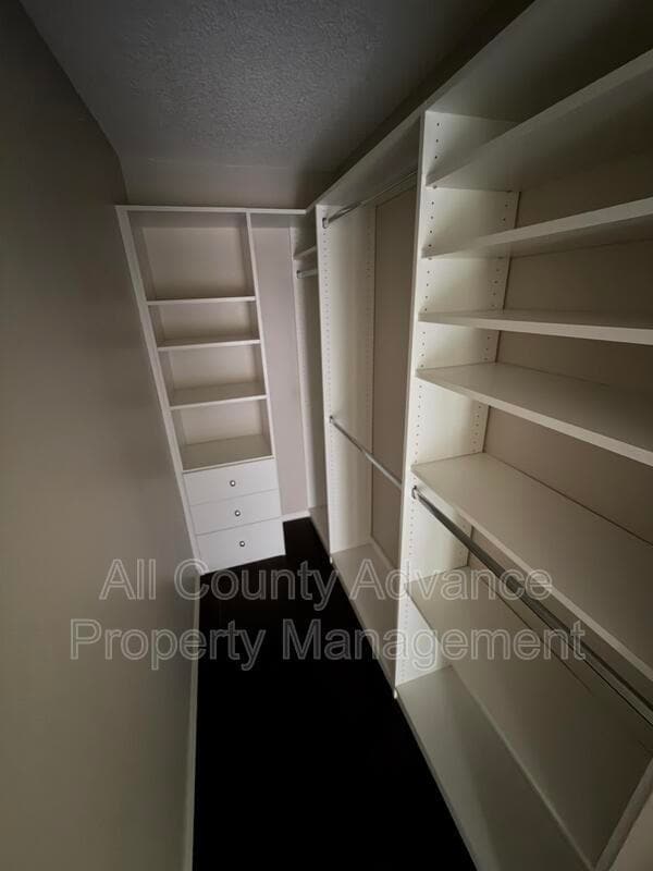 Building Photo - 3232 Oakwood Pl