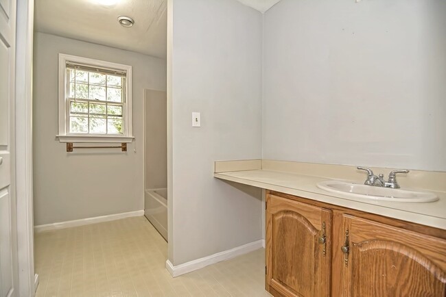 Building Photo - 13 Colonial Dr