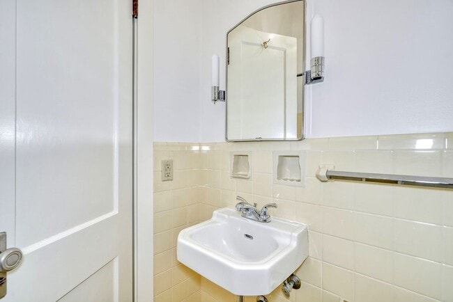 Building Photo - 987 East Ave