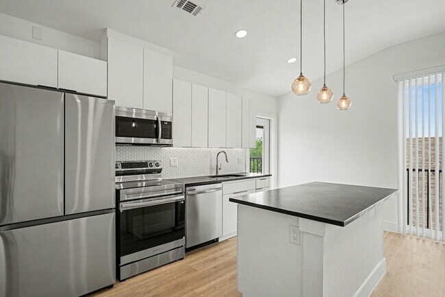 Building Photo - 2217 N Fitzhugh Ave