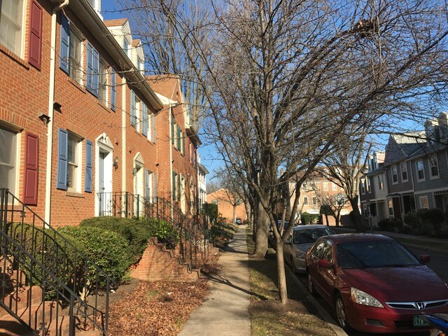 Building Photo - 1174 N Vermont St