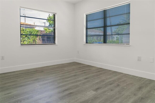Building Photo - 2724 SW 34th Ct
