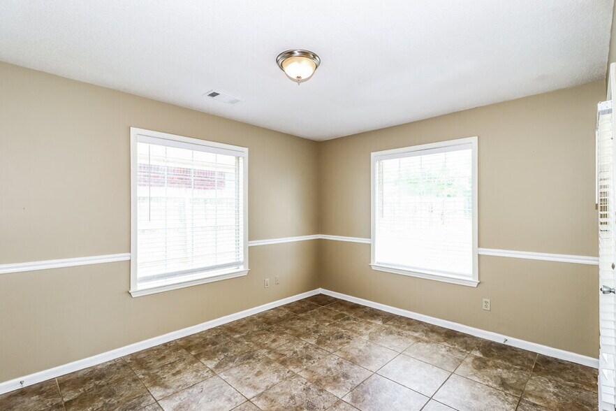 Building Photo - 9115 Park Crest Dr