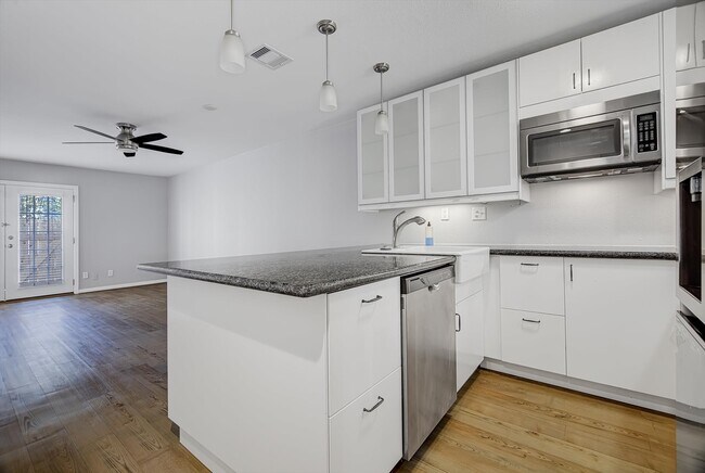 Building Photo - 424 15th St