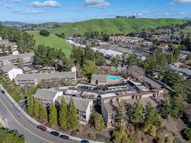 Building Photo - 2079 Ascot Dr