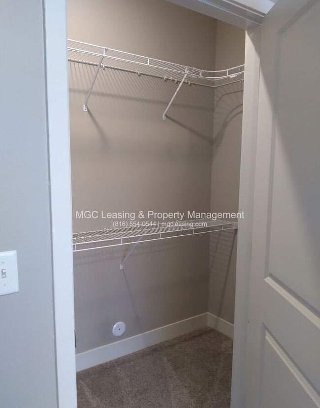 Building Photo - 1 Bedroom Luxury Apartment in the Northland of KCMO