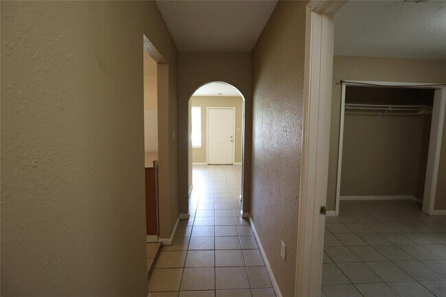 Building Photo - 5734 Lyndhurst Dr
