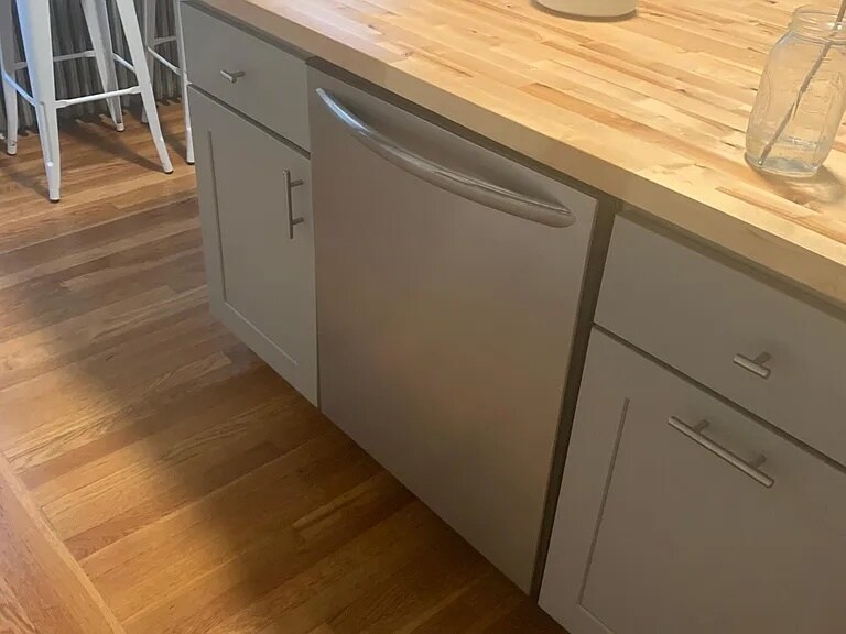 kitchen island - 130 Sutton St