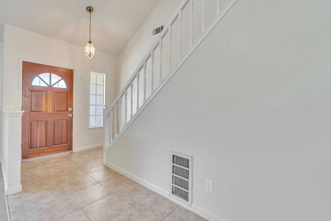Building Photo - BEAUTIFUL 4 BEDROOM HOME WITH SWIMMING POOL!