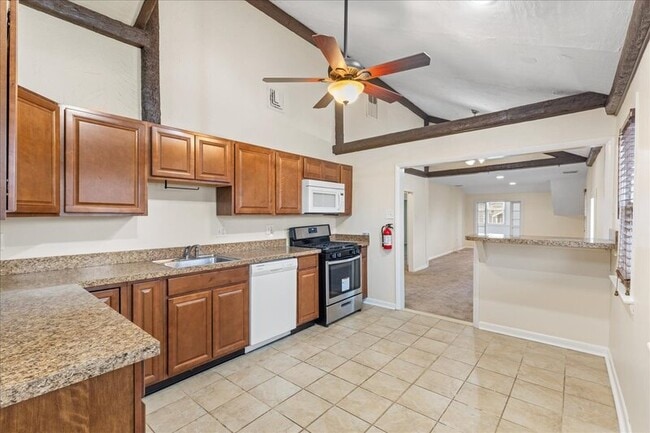 Building Photo - 127 E Pine St