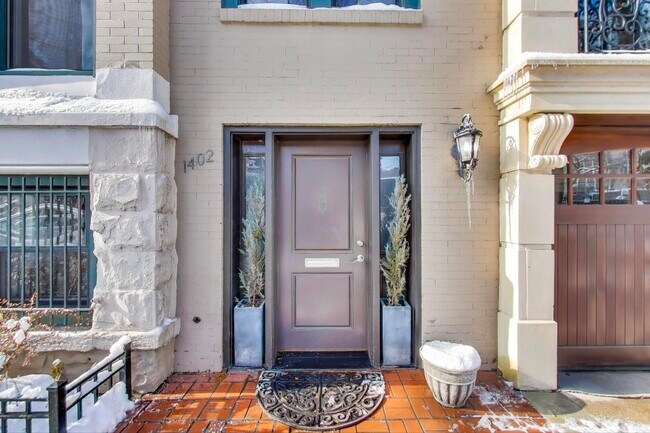 Building Photo - 1402 N La Salle Dr