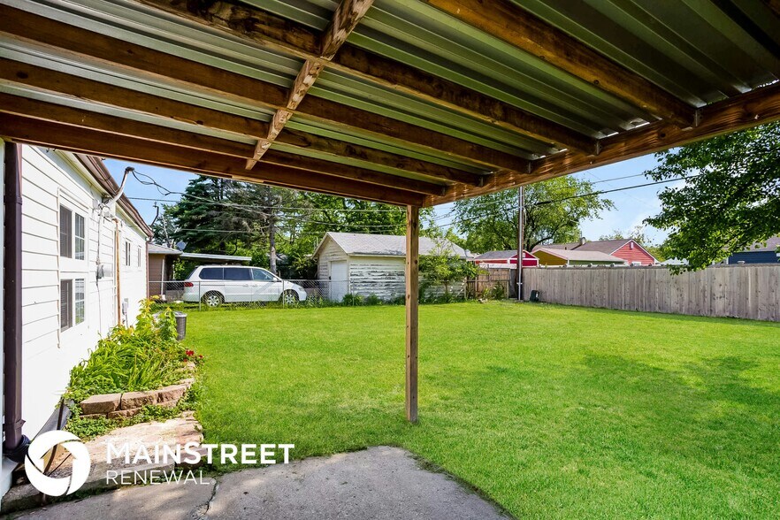 Building Photo - 4851 N Kenyon Dr