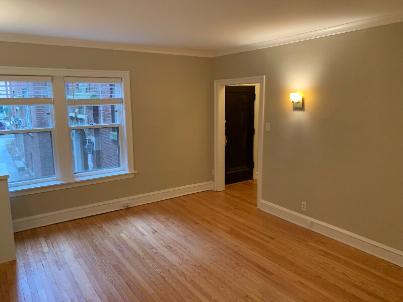 Building Photo - 2046 W Farragut Ave