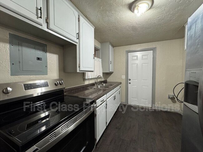 Building Photo - 3808 SE 15th St