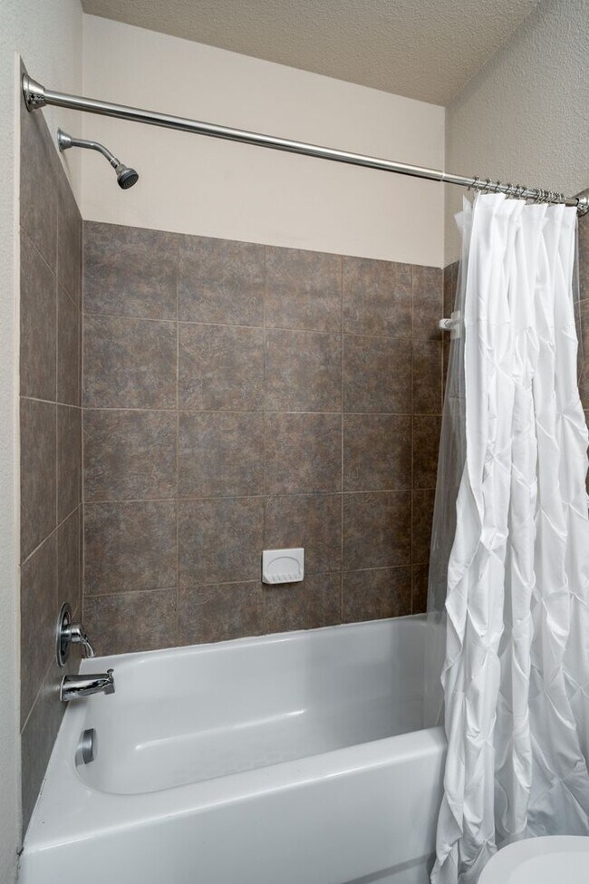 Building Photo - 600 13th St E