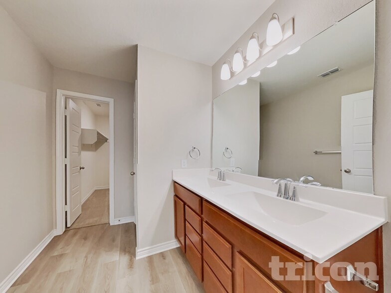 Building Photo - 2631 Green Leaf Way