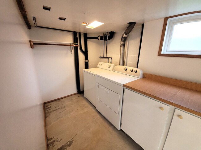 Building Photo - Spacious Unique Home in Central Location