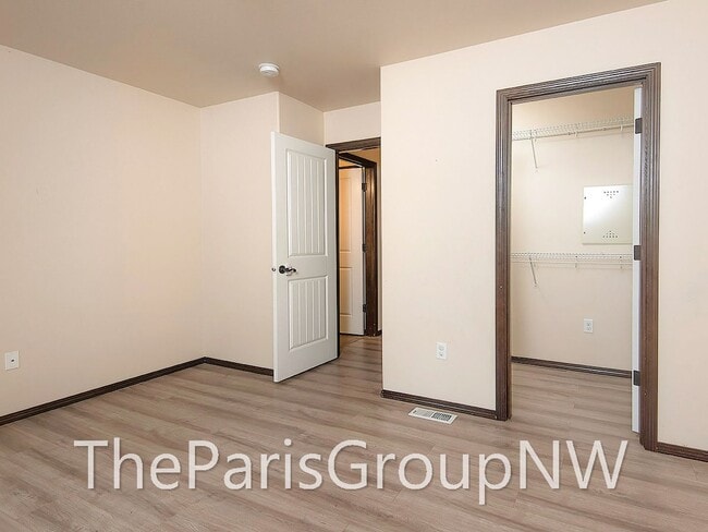 Building Photo - Super 2012 Shoreline Home – Upgrades, Wood Flrs, 3car Grg+++