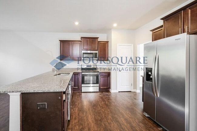 Building Photo - Conveniently Located Townhome With 3 Beds and 2.5 Baths