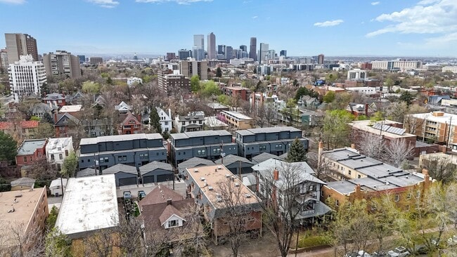 Building Photo - Adorable 2bd/1.5bth Townhome w/1 reserved parking space