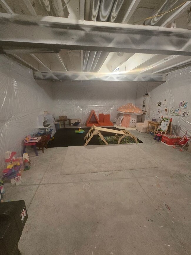 Building Photo - Spacious 4B/3B Available Early April!