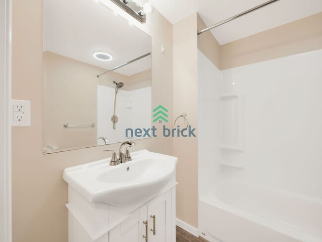 Building Photo - 5 Bed and 3 Bath Single-family Home Availa...