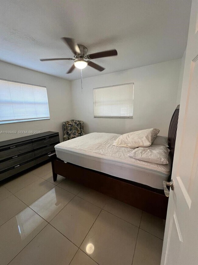 Building Photo - 2920 NW 11th Pl