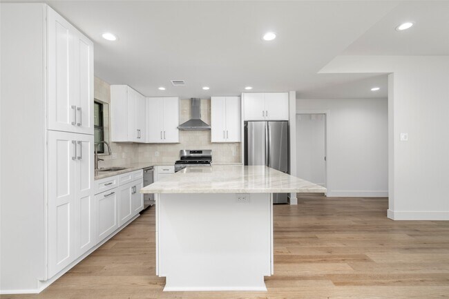 Building Photo - 9606 Pine Lake Dr
