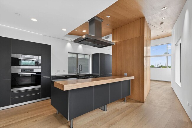 Building Photo - Discover this striking 3 bedroom apartment for rent in Venice, offering 4 bathrooms, contemporary...