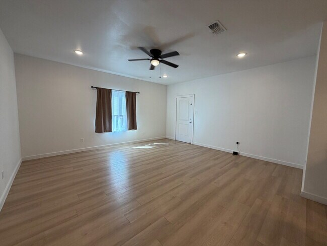 Building Photo - "Spacious 3-Bed 3-Bath with Granite Elegance in Lubbock"
