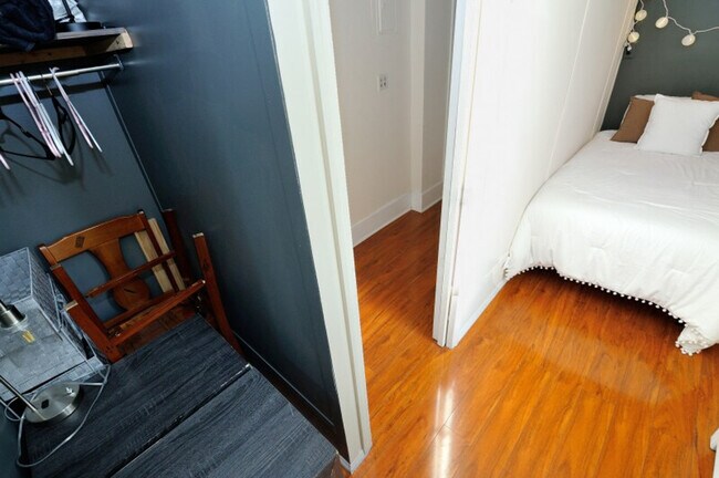 Building Photo - 708 9th Ave