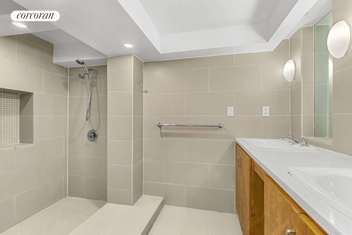 Building Photo - 448 W 25th St