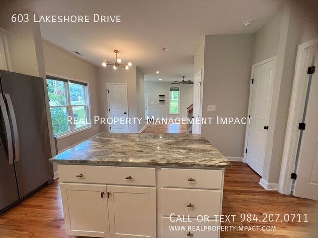 Building Photo - 603 Lakeshore Dr