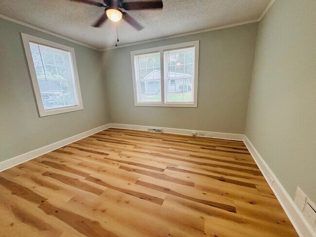 Building Photo - AVAILABLE NOW- Renovated in Rosewood!