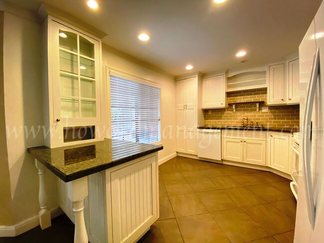 Building Photo - Professionally designed condo! Large kitch...