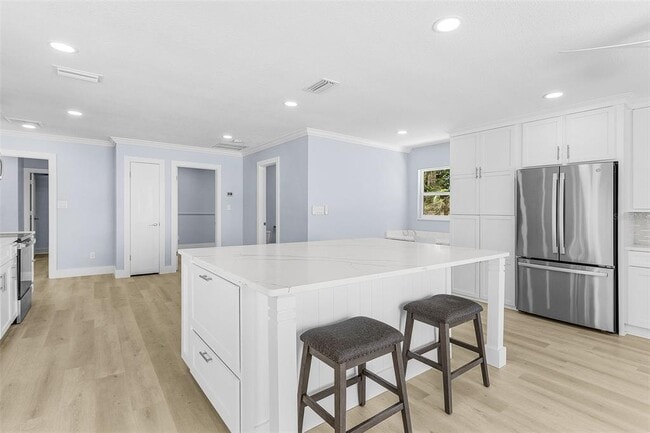 Building Photo - 716 Sarabay Rd